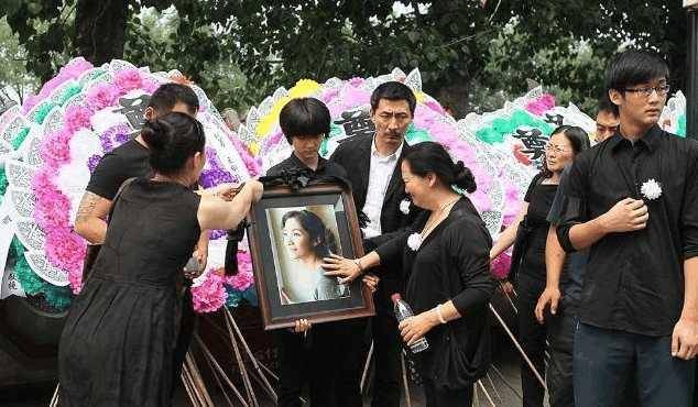 澳门研究生资料公开,和男生带妈妈遗照高考与带着妈妈遗像上清华